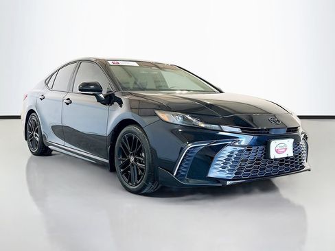 Used 2025 Toyota Camry SE FWD image 3