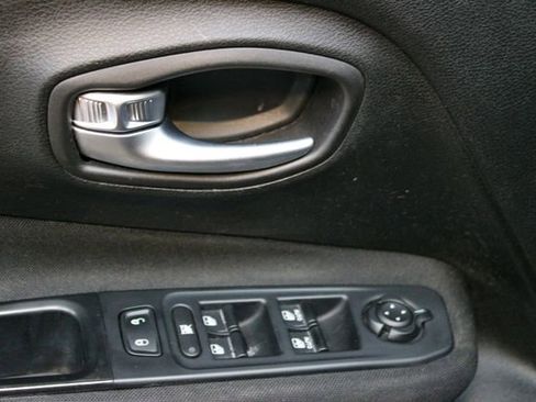 Used 2018 Jeep Renegade Latitude w/ Cold Weather Group AWD/4WD image 15