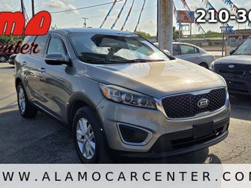 Used 2017 Kia Sorento L image 7