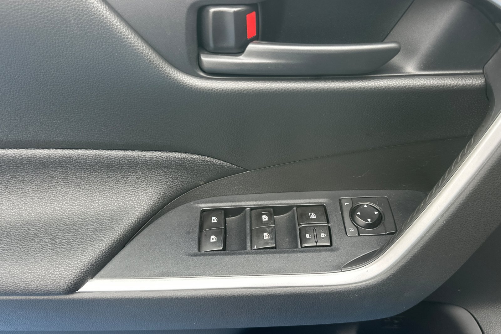Used 2021 Toyota RAV4 SE w/ Weather & Moonroof Package AWD/4WD image 12