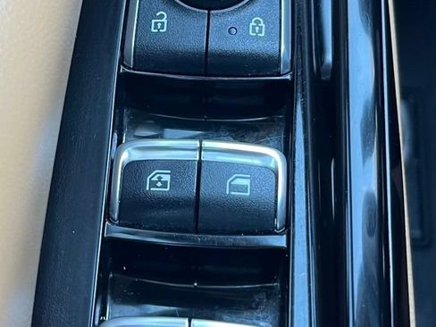 Used 2024 Kia Carnival EX FWD image 6