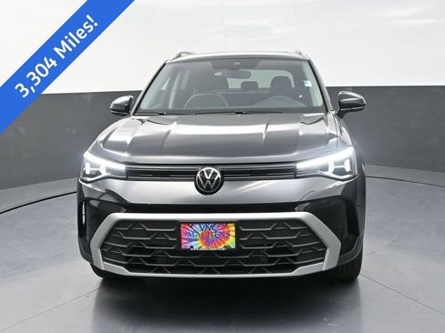 Used 2025 Volkswagen Taos SE image 2