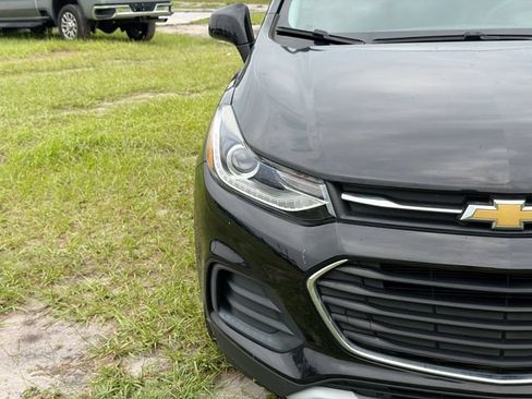Used 2021 Chevrolet Trax LT w/ LT Convenience Package FWD image 9