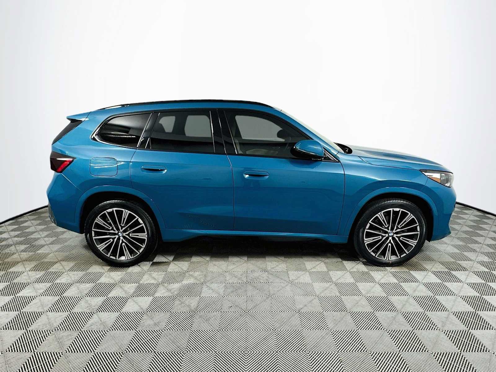 Used 2025 BMW X1 xDrive28i w/ M Sport Package AWD/4WD image 8