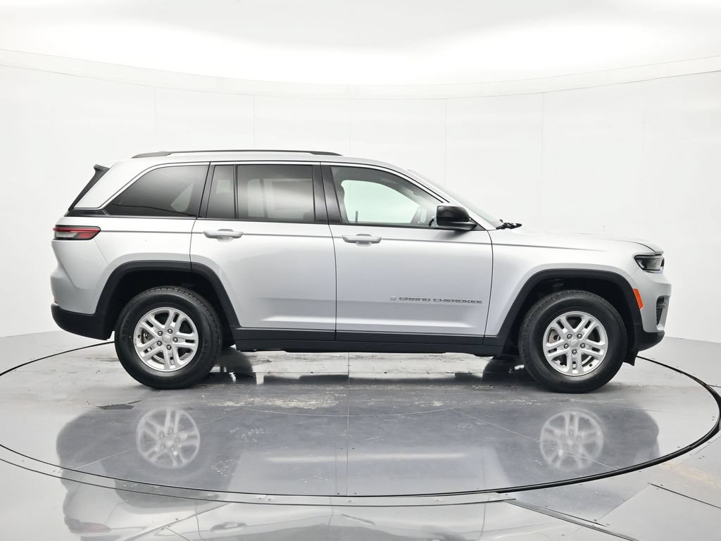 Used 2023 Jeep Grand Cherokee Laredo w/ Luxury Tech Group I AWD/4WD image 4