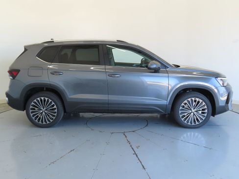 New 2026 Volkswagen Taos SE FWD image 2
