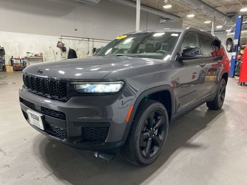 Used 2023 Jeep Grand Cherokee L Laredo image 3