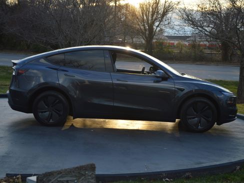 Used 2026 Tesla Model Y 2WD image 12