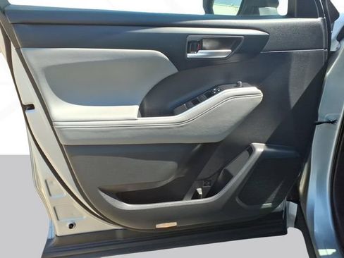 Used 2023 Toyota Highlander XLE AWD/4WD image 10