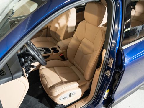 Certified 2023 Porsche Macan AWD/4WD image 5