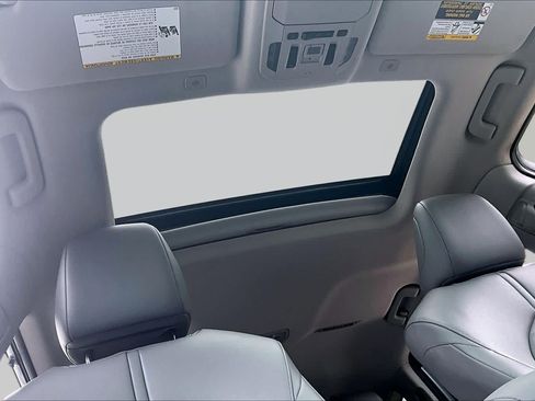 Used 2023 Toyota Highlander XLE AWD/4WD image 14