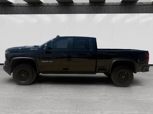 Used 2025 Chevrolet Silverado 2500 ZR2 w/ Technology Package AWD/4WD image 2