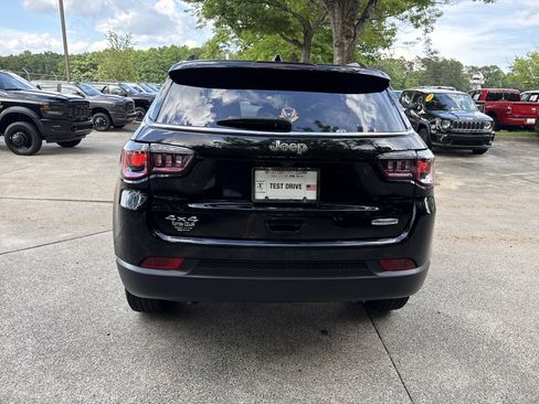 Used 2024 Jeep Compass Latitude AWD/4WD image 6