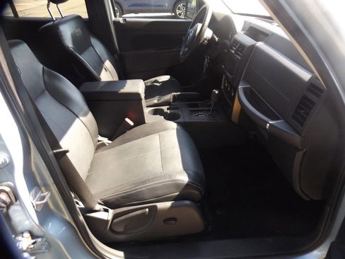 Used 2012 Jeep Liberty Sport image 17