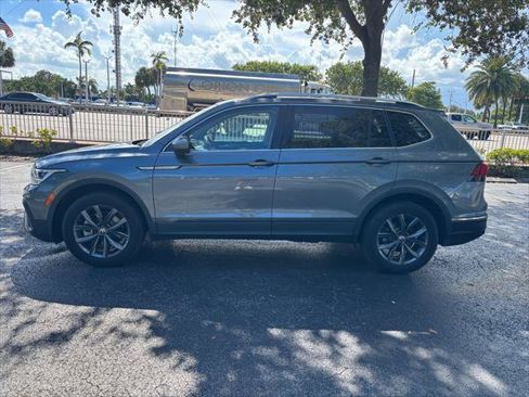 Used 2022 Volkswagen Tiguan SE w/ Panoramic Sunroof Package FWD image 11
