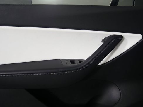 Used 2021 Tesla Model Y Long Range image 10