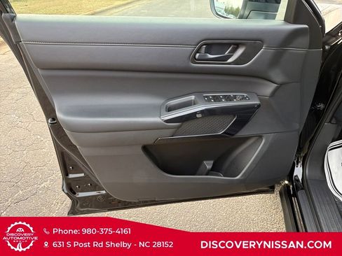 Certified 2025 Nissan Pathfinder SV image 11