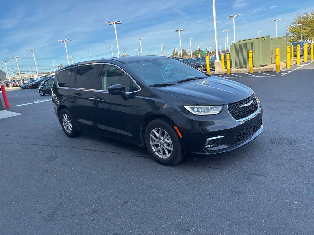 Used 2023 Chrysler Pacifica Touring-L FWD image 2