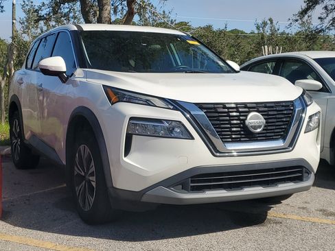 Used 2021 Nissan Rogue SV image 3