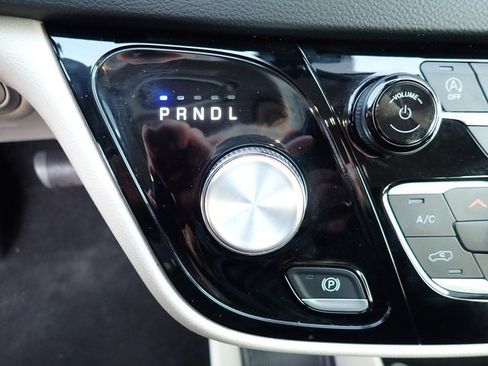 Used 2023 Chrysler Pacifica Touring-L image 25