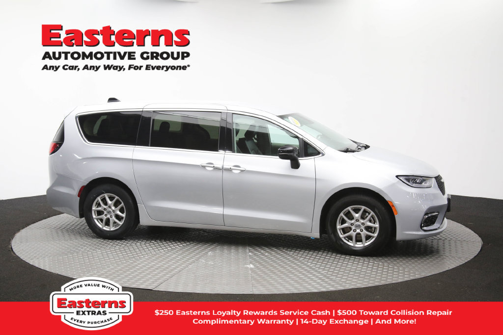 Used 2024 Chrysler Pacifica Touring-L FWD image 46