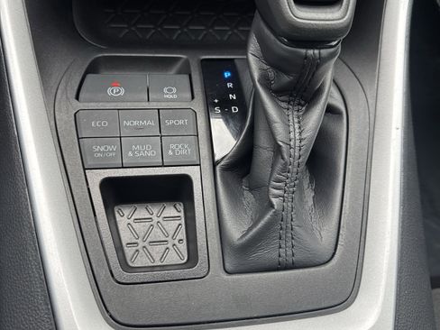 Used 2022 Toyota RAV4 XLE w/ XLE Grade Weather Package image 19