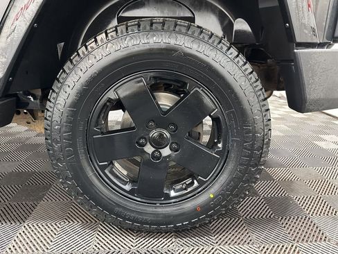 Used 2010 Jeep Wrangler Unlimited Sahara image 32