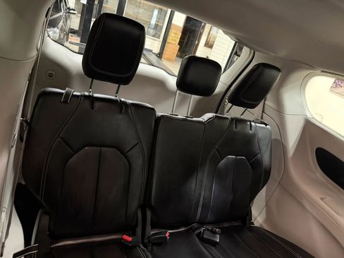 Used 2023 Chrysler Pacifica Touring-L FWD image 35