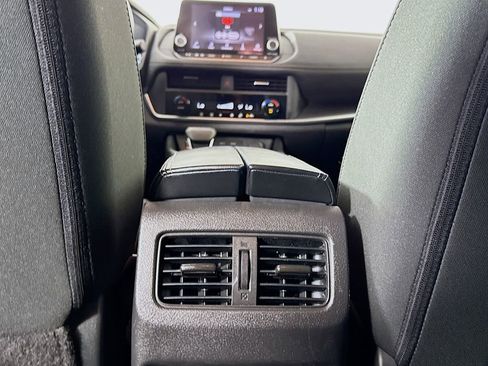 Used 2024 Nissan Rogue SV FWD image 28