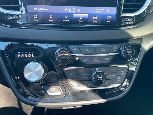 Used 2025 Chrysler Pacifica Select image 20