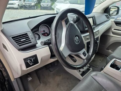 Used 2010 Volkswagen Routan SEL Premium FWD image 13