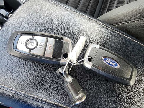 Used 2018 Ford Fusion SE w/ Fusion SE Technology Package FWD image 24