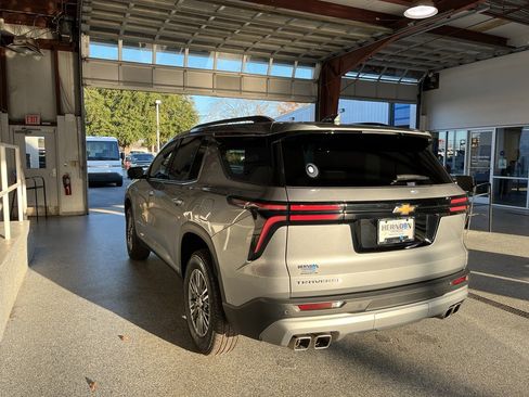 Used 2025 Chevrolet Traverse LT image 6