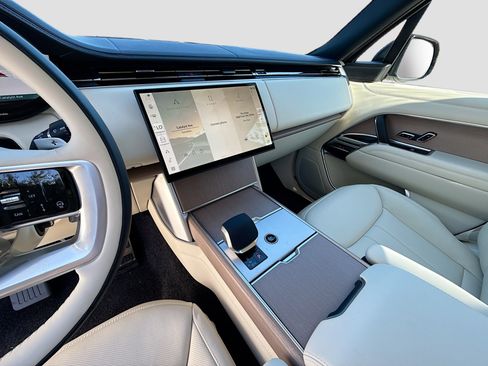 New 2025 Land Rover Range Rover SE image 29