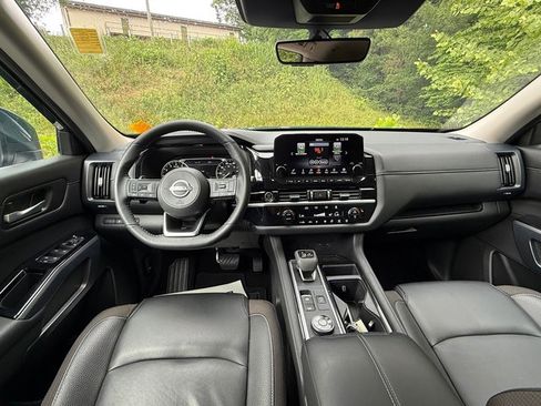 Used 2024 Nissan Pathfinder SL AWD/4WD image 10