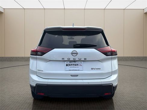 Used 2024 Nissan Rogue SV image 4