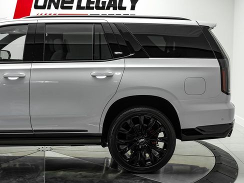 Used 2026 Cadillac Escalade V w/ LPO, ONYX Package AWD/4WD image 15