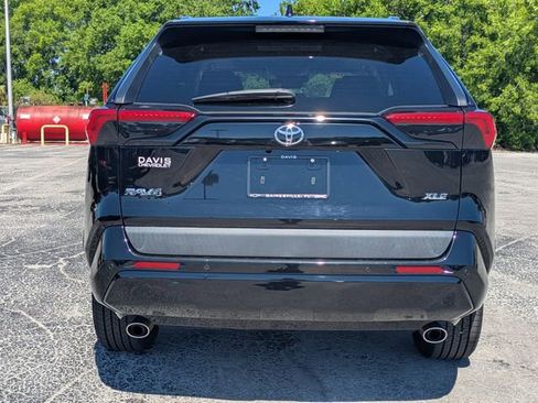 Used 2020 Toyota RAV4 XLE Premium FWD image 6