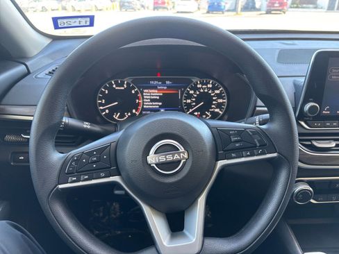 Used 2025 Nissan Altima 2.5 SV FWD image 33