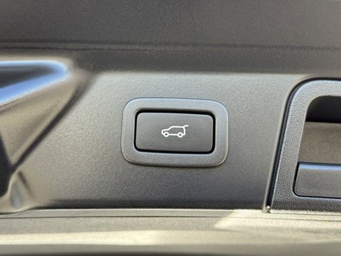 Used 2021 Land Rover Range Rover Velar R-Dynamic S image 12