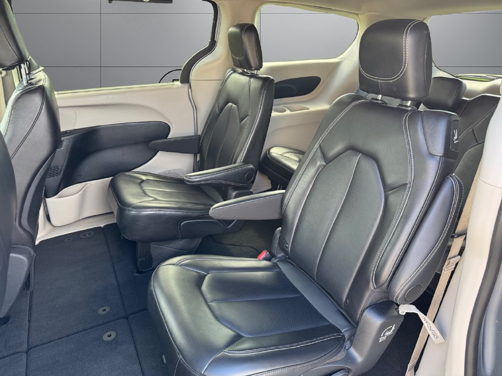 Used 2024 Chrysler Pacifica Touring-L FWD image 18