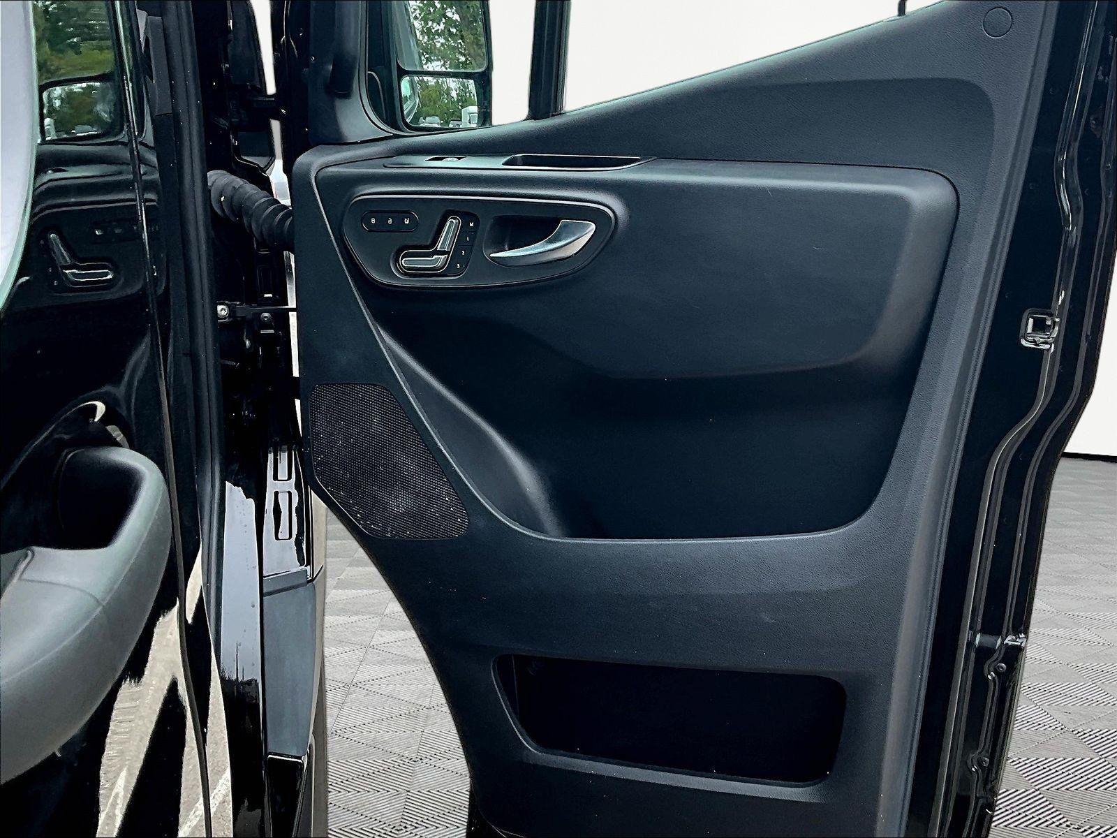 Used 2025 Mercedes-Benz Sprinter 2500 image 27