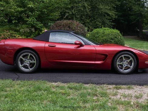 Used 2004 Chevrolet Corvette Convertible w/ Preferred Equipment Group RWD image 18