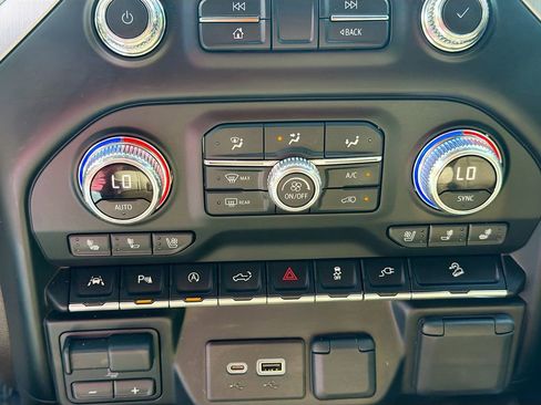 Used 2021 GMC Sierra 1500 SLT w/ SLT Premium Plus Package AWD/4WD image 17