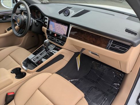 Certified 2025 Porsche Macan AWD/4WD image 26