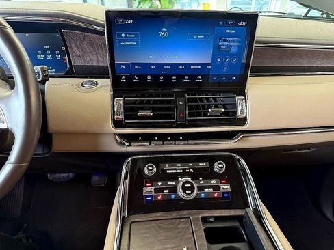 Used 2024 Lincoln Navigator Premiere image 7