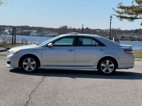Used 2011 Toyota Camry SE w/ SE Extra-Value Pkg #1 FWD image 4