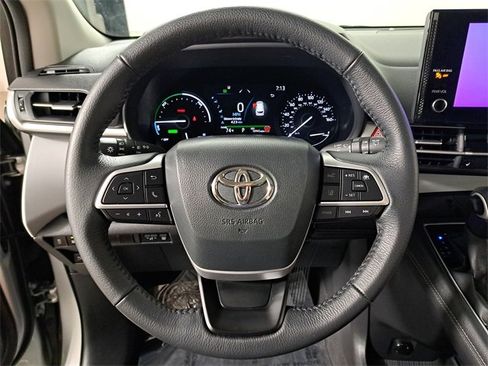 Used 2025 Toyota Sienna XLE image 26