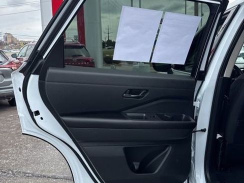 Used 2025 Nissan Pathfinder SV w/ SV Premium Package image 16