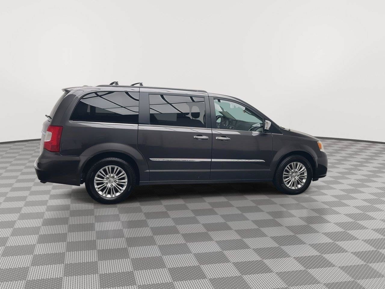Used 2015 Chrysler Town & Country Touring-L w/ Driver Convenience Group FWD image 36